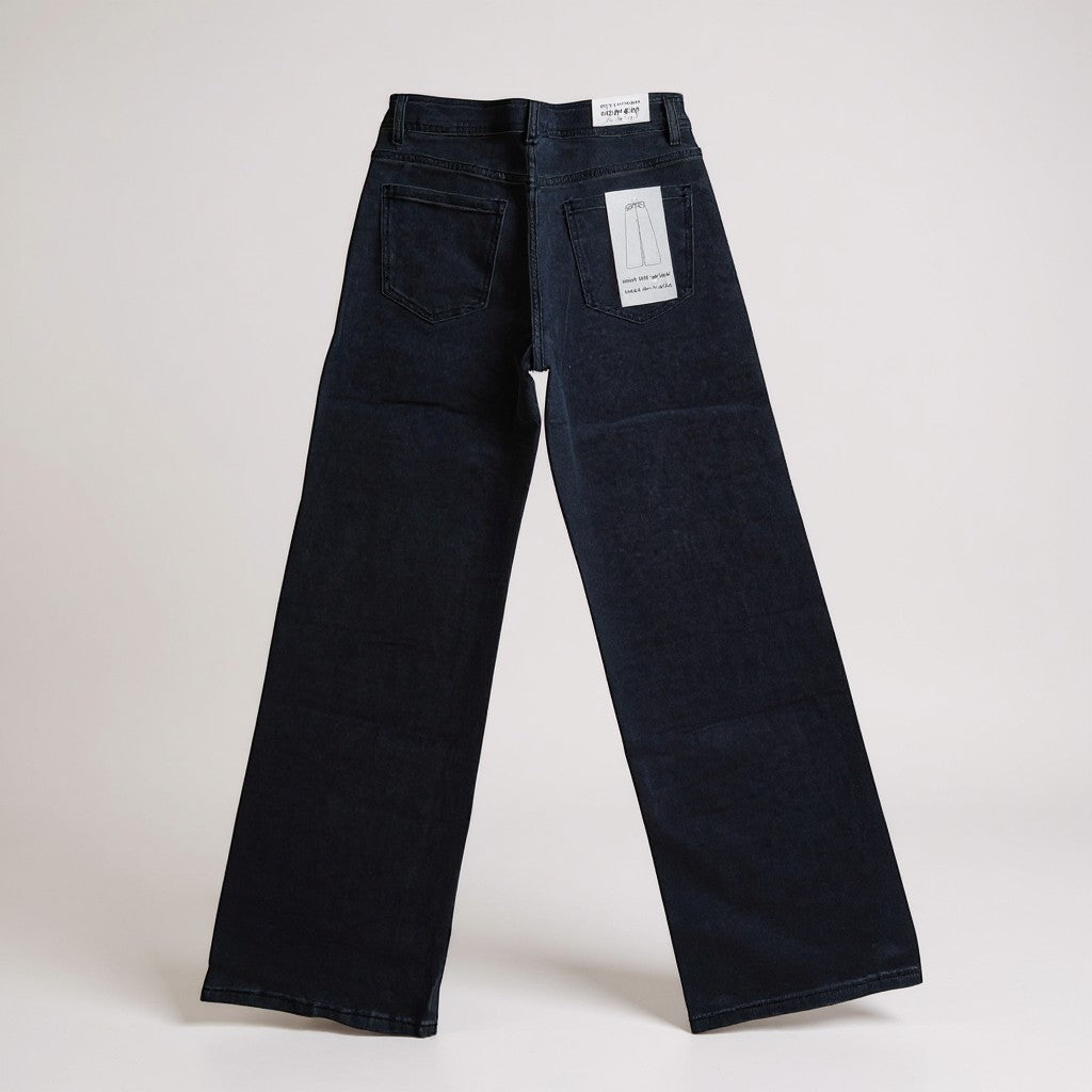 La Vie Continue black wide-leg jeans made from 98.5% cotton and 1.5% elastane with a high waist.