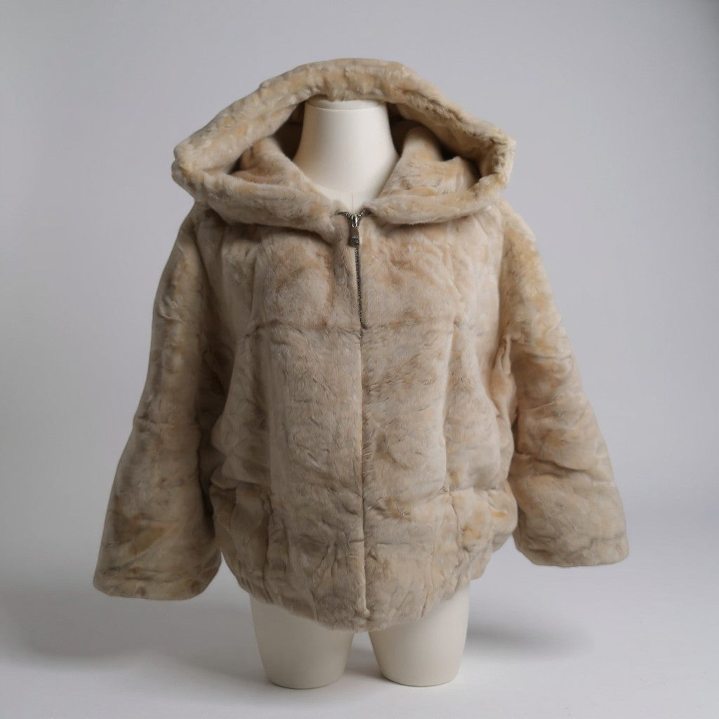La Vie Continue ecru faux fur hooded jacket with zip closure and two pockets. Soft and warm.
